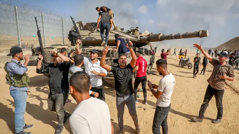 ההתרעה לפני הטבח? יועץ נתניהו מכחיש טופז לוק דחה את הדיווח שלפיו ראש הממשלה קיבל התרעה מוקדמת מאיחוד האמירויות. "לא הייתה שיחה כזו ולא התקבלה אזהרה כזו", אמר. ערוץ 7 12:41