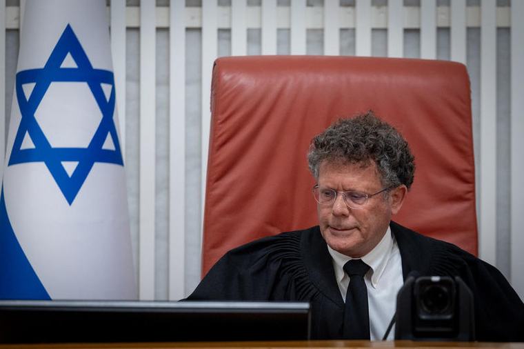סערה בעקבות דברי יצחק עמית על מחזיקי טלפונים כשרים: "הם אנשים מוזרים"