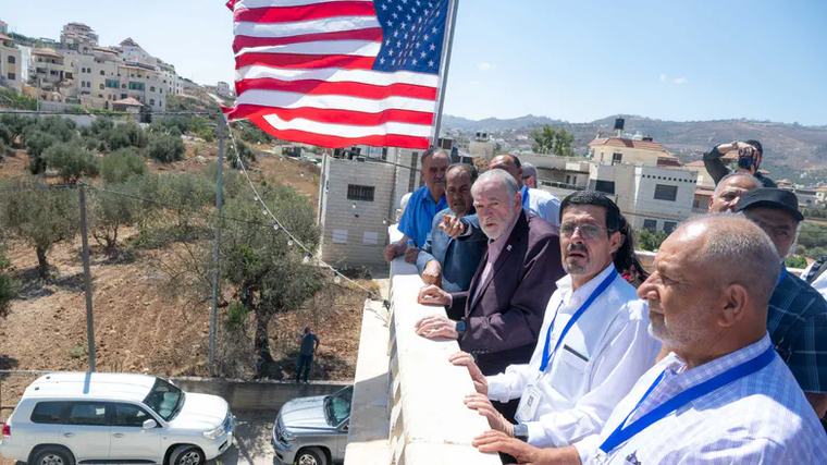 האקבי בתיעוד חריג: שלף טלפון וצילם יהודים ערוץ 7 19:39