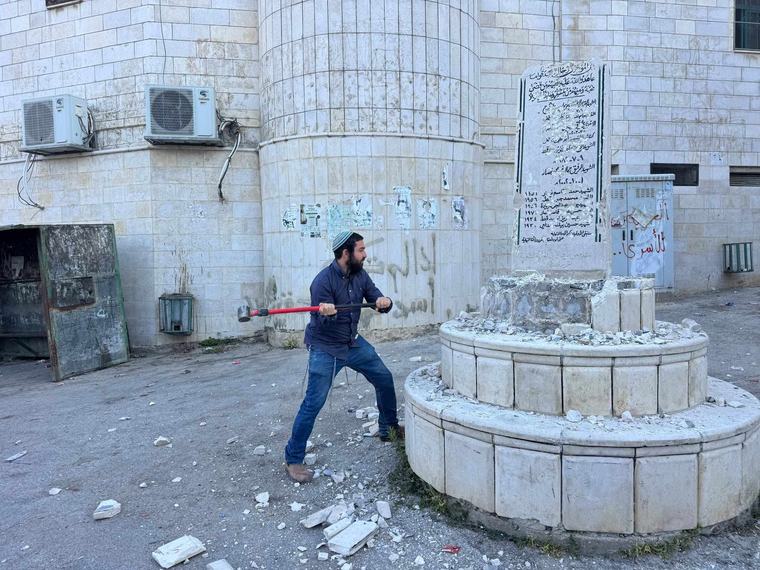 תחת אבטחה צבאית: ח"כ צבי סוכות ניפץ אנדרטה למחבלים; דובר צה"ל עלה למתקפה