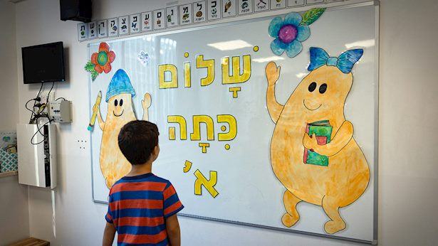 פוליטיקה או אדישות? יותר מ-100 ילדים ללא בית ספר