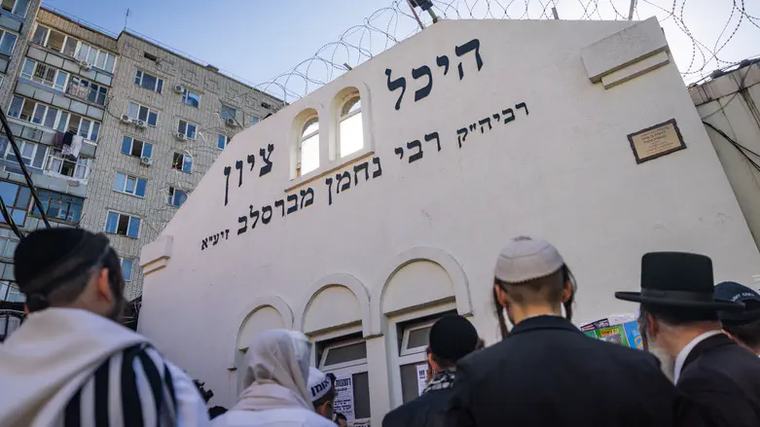 מי באמת נוסע לאומן? הנתונים מפתיעים סקירה חדשה מגלה: 8% מהיהודים בישראל ביקרו באומן, 42% מהמבקרים מסורתיים ורק 26% חרדים. רובם לא הגיעו בראש השנה. ערוץ 7 11:14