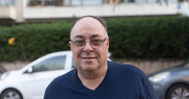 מה הבעיה עם למכור בית לערבי? אתה גזען! "גזען? אני גר באזור עם ערבים"